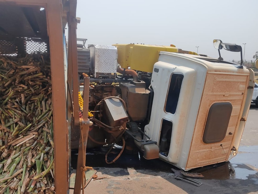 Motorista da carreta que tombou em Pederneiras sofreu ferimentos leves  — Foto: Arquivo pessoal