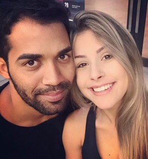 Mayara Araújo posa com o namorado em clima de romance  (Foto: Arquivo Pessoal)