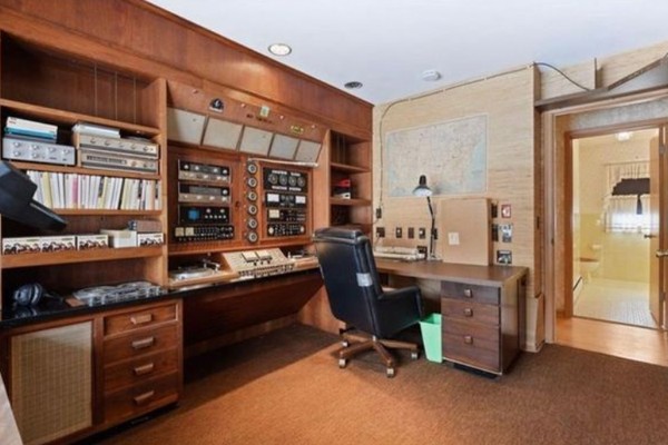 O estúdio de rádio do abrigo nuclear colocado à venda nos EUA (Foto: Divulgação)