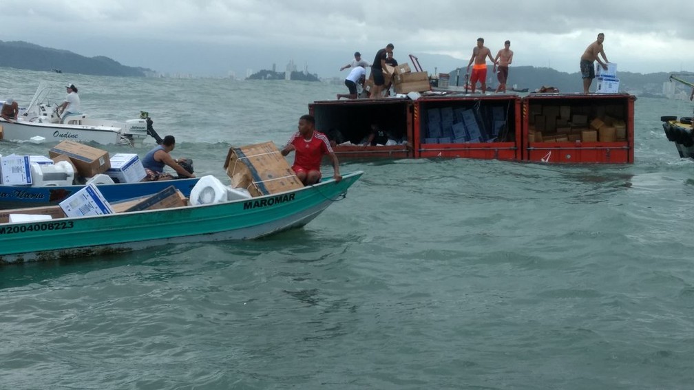 Grupo foi flagrado saqueando contêineres no mar em Santos, SP (Foto: João Gabriel/Arquivo Pessoal)