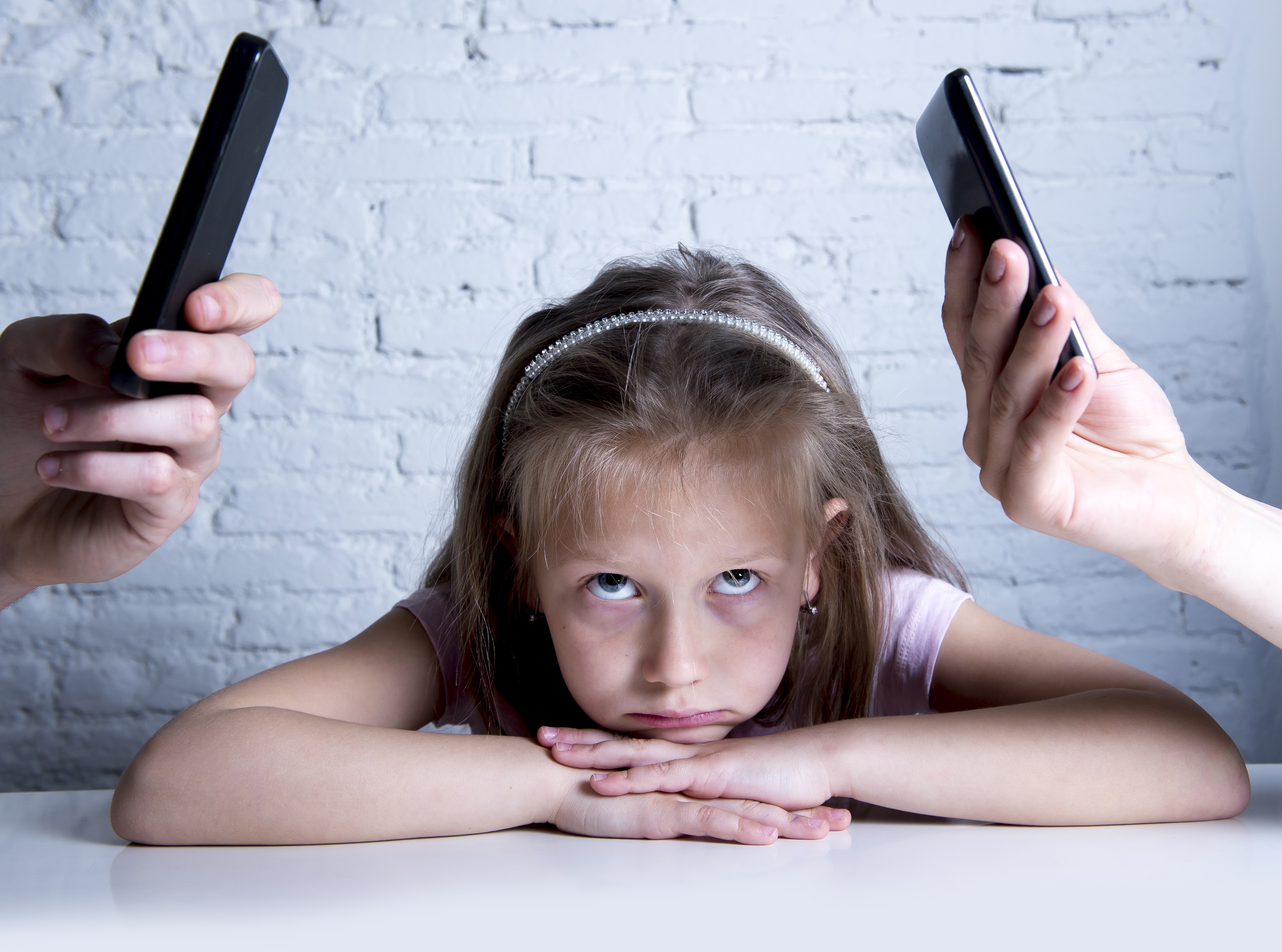 As Crianças São Sorrir, Olhando a Exposição Do Telefone Celular