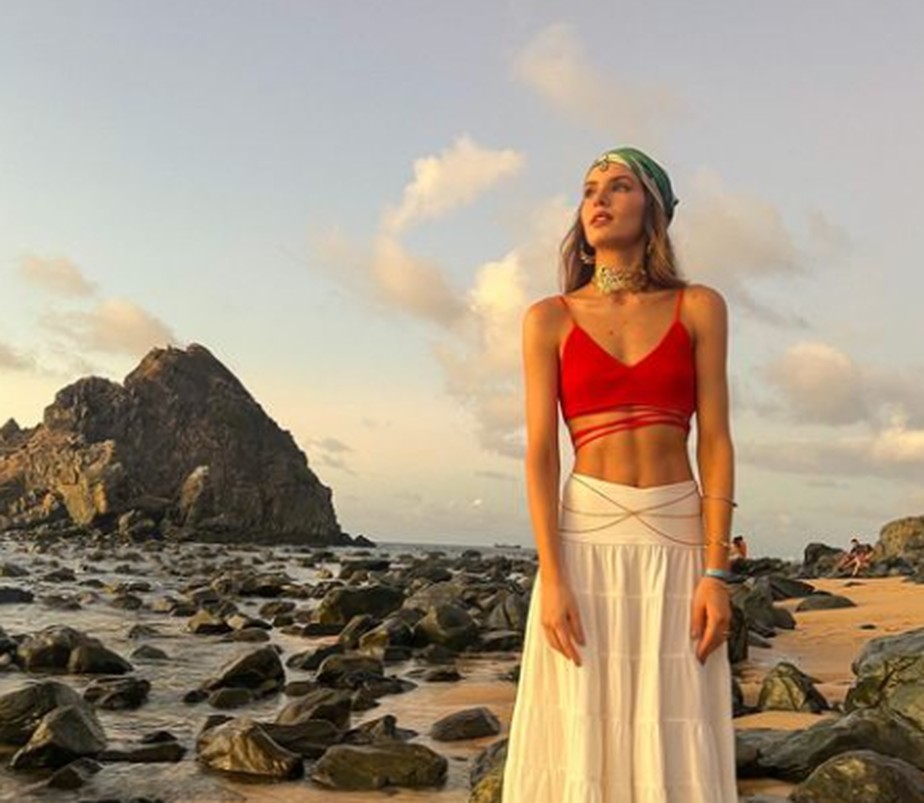 Camila Queiroz posa no pôr do sol de Noronha