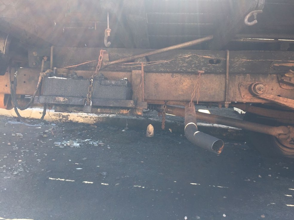 Caminhão foi incendiado em Santo Anastácio (Foto: Kawanny Barros/TV Fronteira)