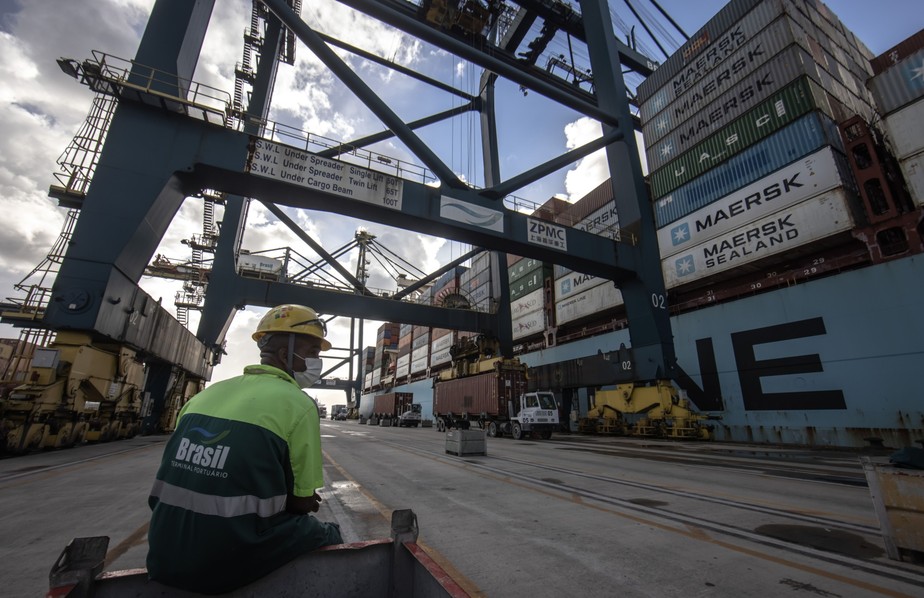 Área operacional do Porto de Santos, no litoral de São Paulo: privatização do terminal, em análise no TCU, é um dos projetos do atual governo na área de infraestrutura  que o novo PAC deve rever