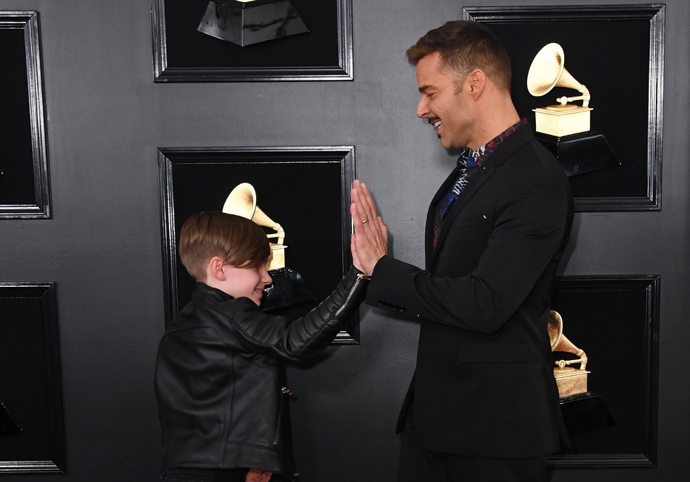 Ricky Martin com o filho no 61º Grammy Awards, em Los Angeles. — Foto: VALERIE MACON / AFP