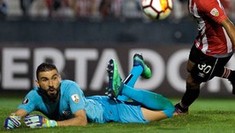 'Increíble': Vanderlei, do Santos, pega tudo e é exaltado por rivais
 (Javier Gonzalez Toledo / AFP Photo)