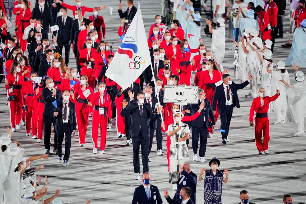 Atletas da Rússia no desfile na cerimônia de abertura das Olimpíadas de Tóquio, sob o nome ROC e bandeira diferente — Foto: Michael Kappeler/picture alliance via Getty Images