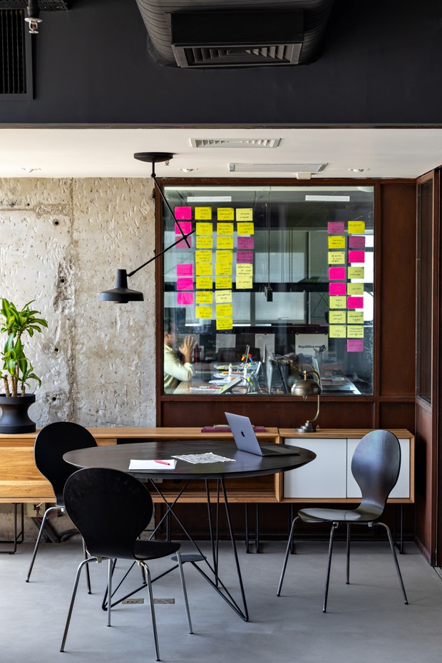 Projeto multifuncional une dois escritórios em um único espaço (Foto: Divulgação)