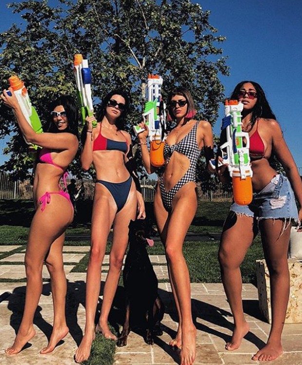 Toda brincadeira é válida entre as amigas do clã Kardashian (Foto: Instagram/ Reprodução)