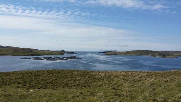 A ilha de Linga, na Escócia, é uma região sustentável, que utiliza energia renovável a partir de painéis de energia solar e moinhos de vento, e é dotada de uma natureza esplêndida. (Foto: Vladi Private Islands)