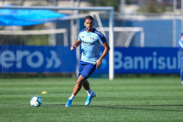 Volante ex-Grêmio fala de drama com sete cirurgias no joelho e reclama de negligência