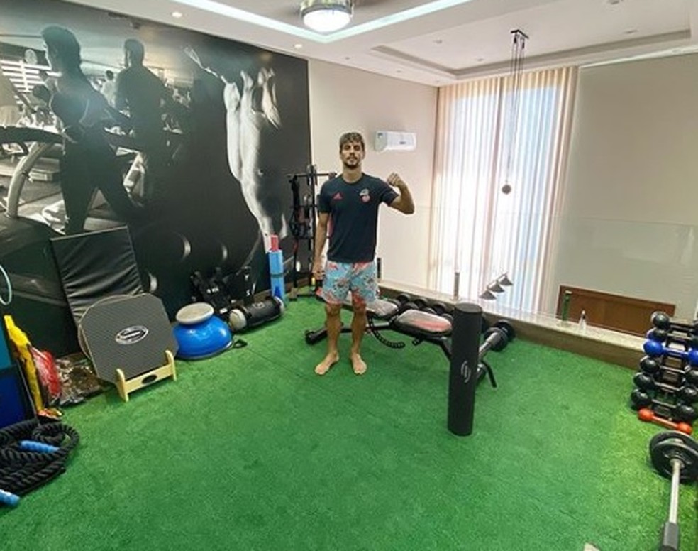 Rodrigo Caio com equipamentos para treino em casa — Foto: Reprodução Instagram