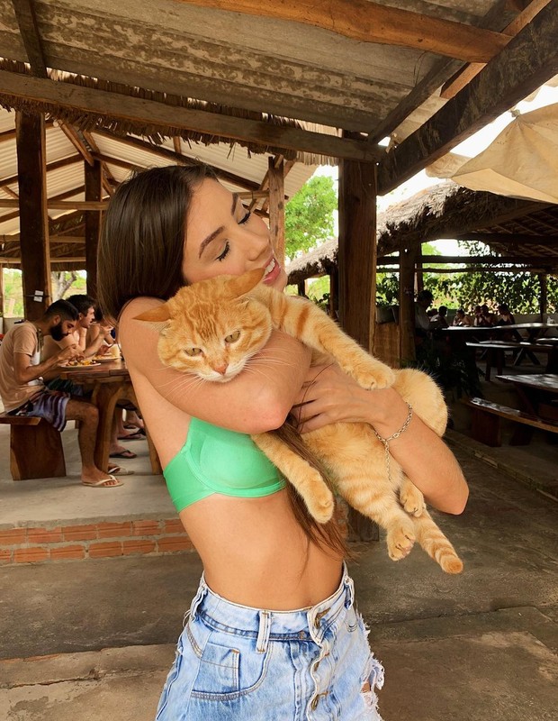 Maria Lina Deggan, namorada de Whindersson, apertando outro gatinho em viagem (Foto: Reprodução/Instagram)