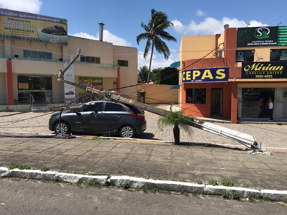 Poste caiu sobre carro e deixou parte de Nova Parnamirim sem abastecimento, na manhã desta quinta-feira (20).  — Foto: Kleber Teixeira/Inter TV Cabugi