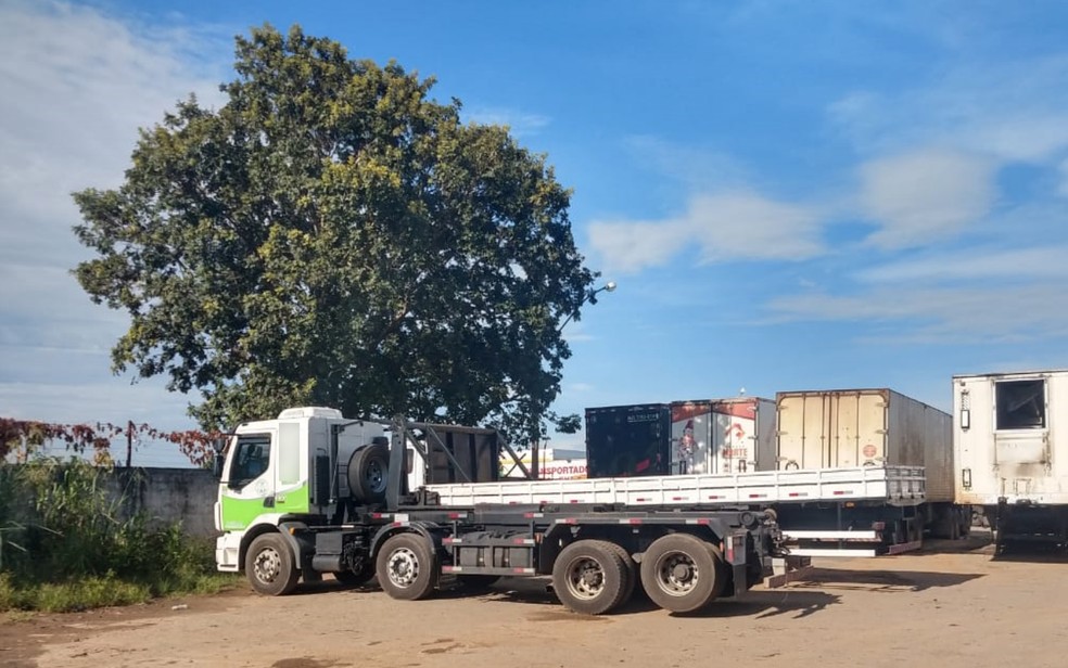 Caminhão que atropelou criança foi abandonado em posto de combustível, segundo a PM — Foto: Giovana Dourado/TV Anhanguera