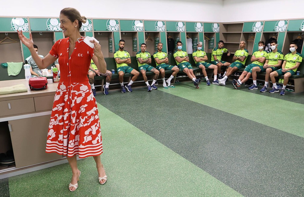 Leila Pereira conversa com o elenco do Palmeiras na Academia de Futebol — Foto: Cesar Greco