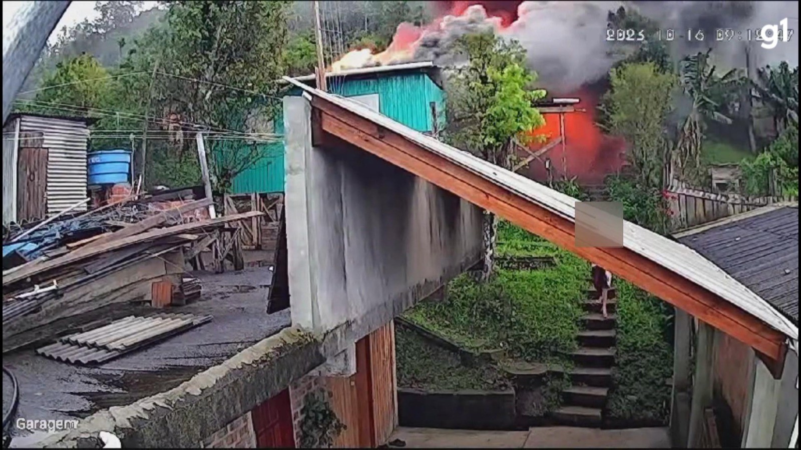 Homem é preso após atear fogo em casa com esposa e filho dentro em Três Coroas; veja vídeo