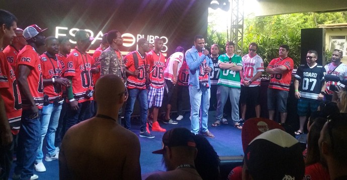 Refugiados fazem festa ao se tornarem funcionários de lojas do Flamengo