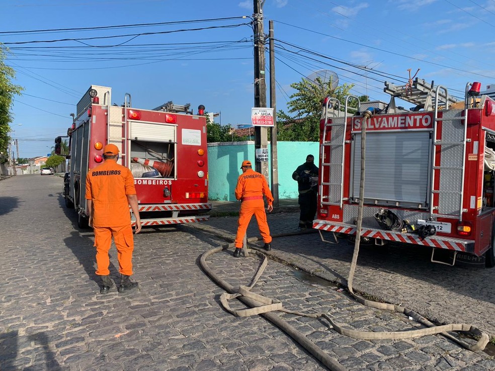 Bombeiros foram acionados para apagar as chamas de casa no bairro do Feitosa, em Maceió — Foto: Pedro Ferro/TV Gazeta