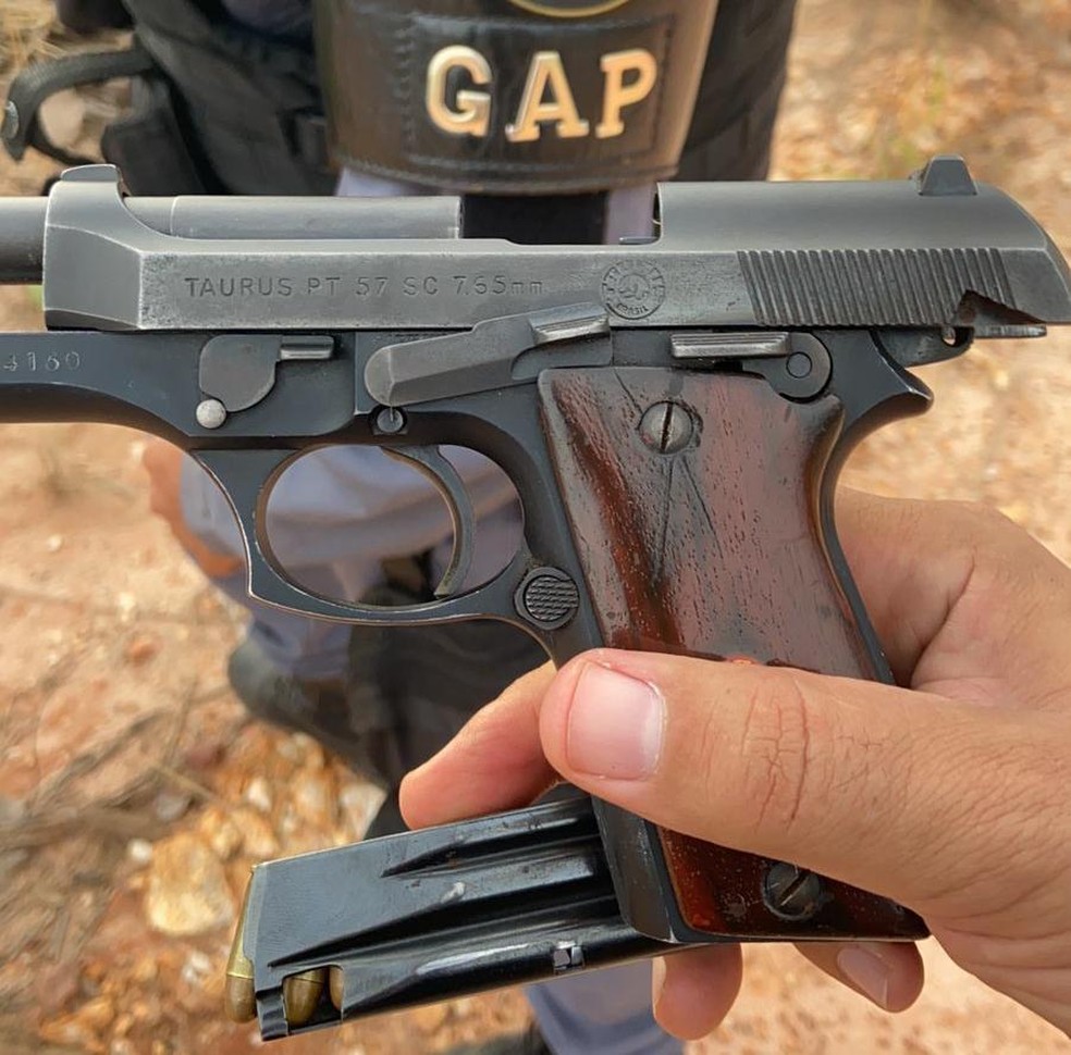 M&atilde;e e filho s&atilde;o presos suspeitos de matarem jovem de 19 anos que estava desaparecido desde setembro em MT &mdash; Foto: PM/MT