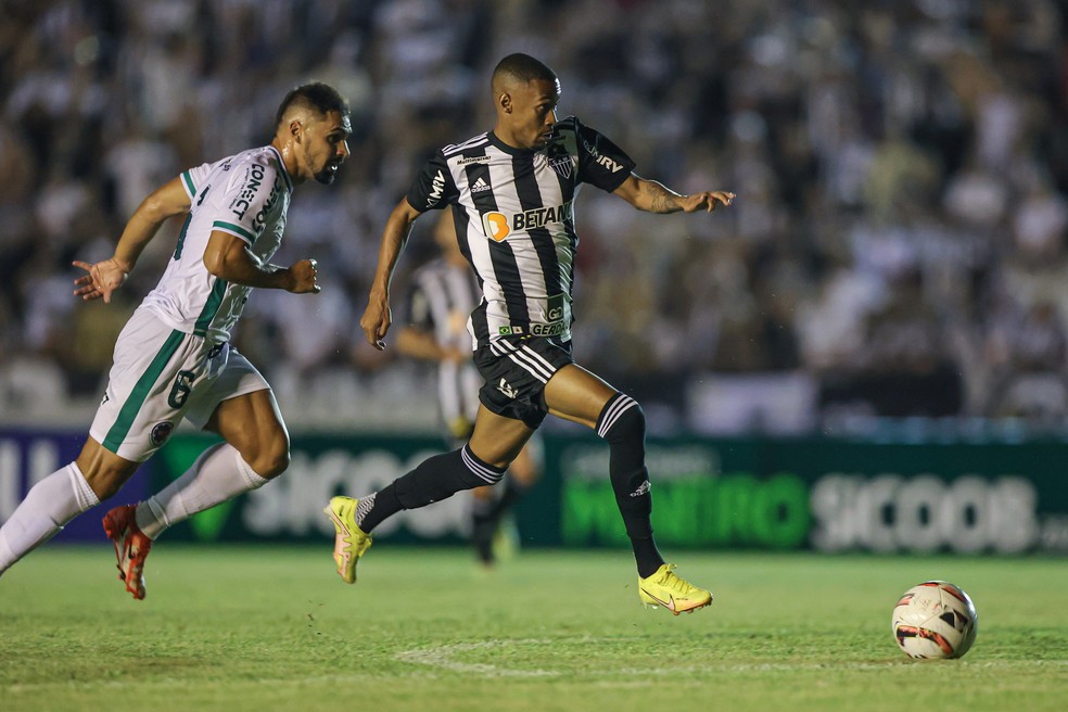 Ademir, do Atlético-MG, tenta o ataque no jogo diante do Ipatinga — Foto: Pedro Souza