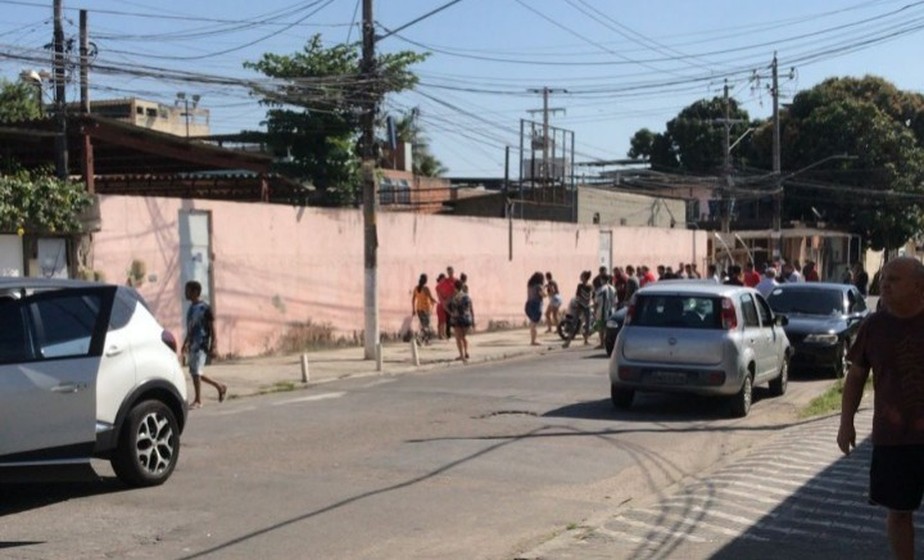 Movimentação de pessoas na área onde policial militar foi morto em Duque de Caxias neste 7 de setembro