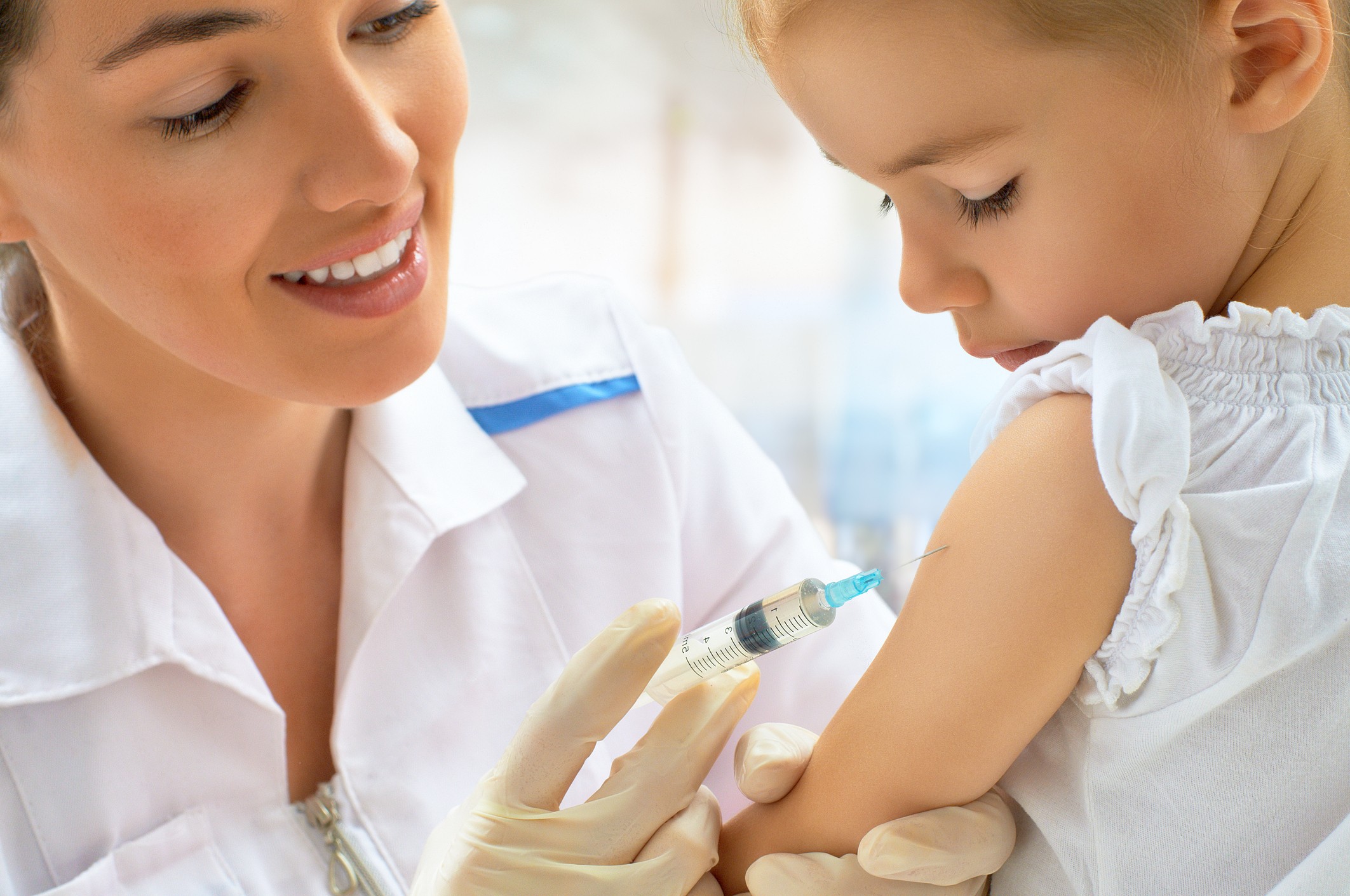 Menina tomando vacina (Foto: Thinkstock)