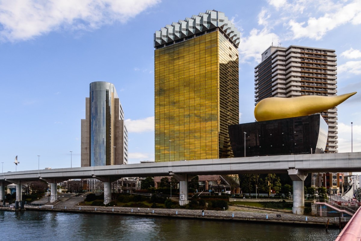 O prédio Asahi Beer Hall, localizado na margem do rio Sumida, é um dos destaques arquitetônicos da metrópole (Foto: Flickr / Marco S. Nobile / CreativeCommons)