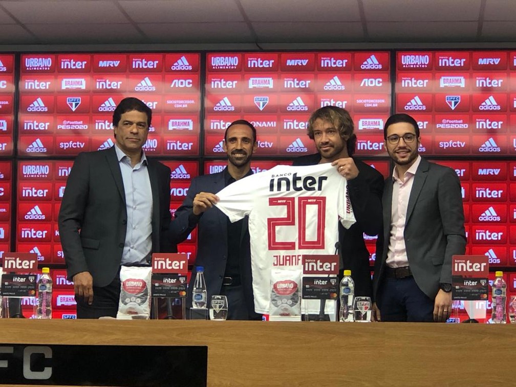 Juanfran recebe a camisa 20 do SÃ£o Paulo das mÃ£os de Lugano â€” Foto: Felipe Ruiz