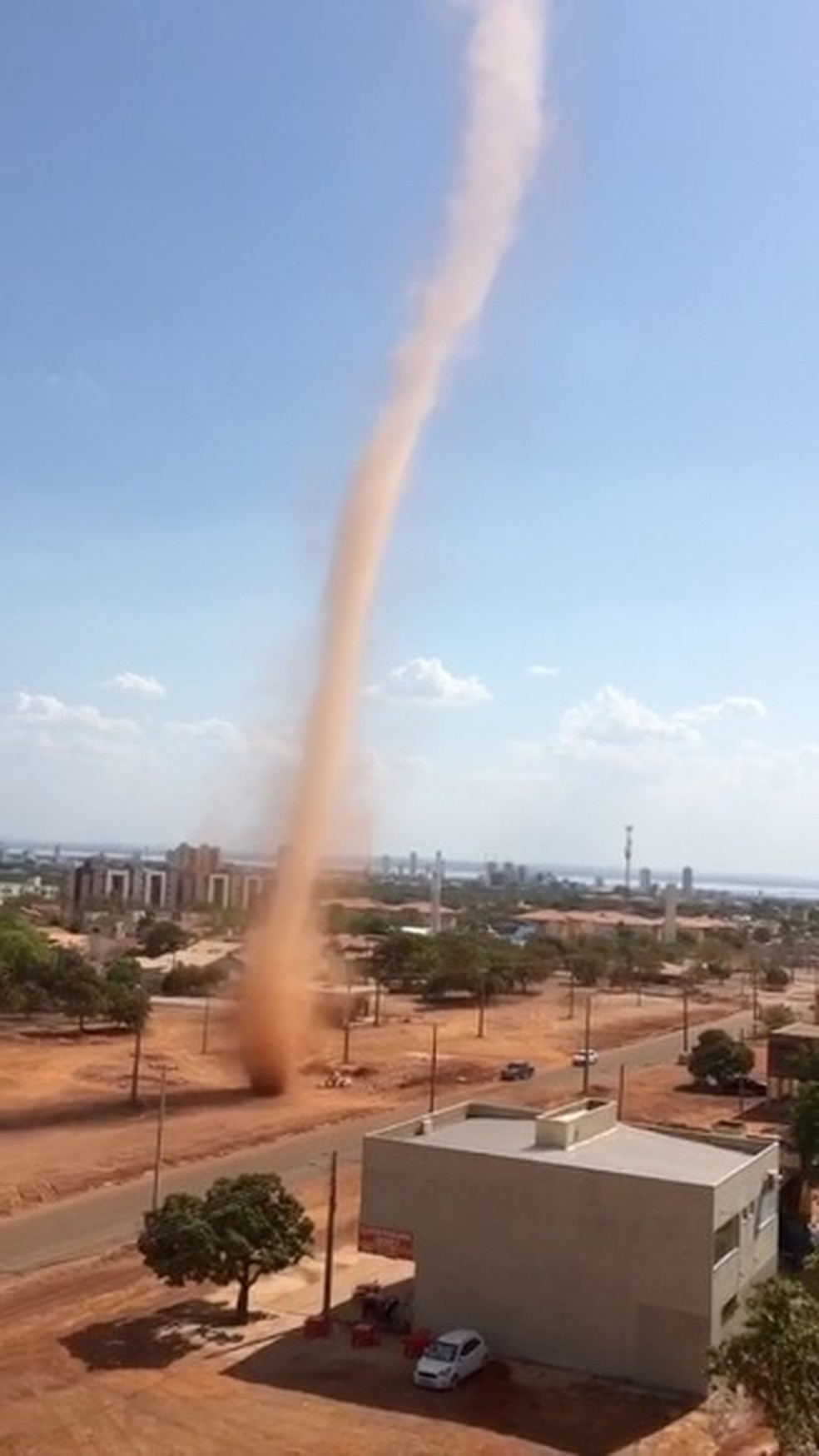 Redemoinho se formou na região norte de Palmas — Foto: Zélia Aparecida Drumond