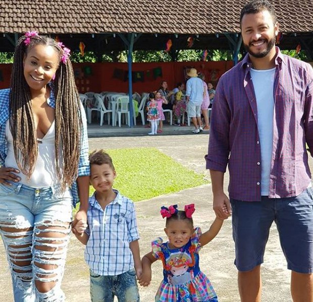 Roberta Rodrigues com o enteado, Gabriel, a filha, Linda Flor, e o companheiro, Guilgerme Guimarães (Foto: Reprodução/Instagram)