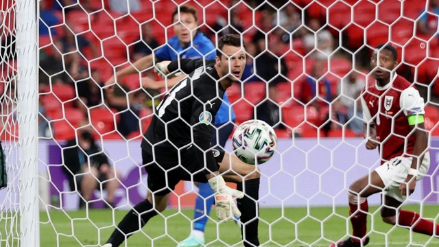 Chiesa, Bachmann e Alaba veem a bola entrar no primeiro gol da Itália sobre a Áustria  