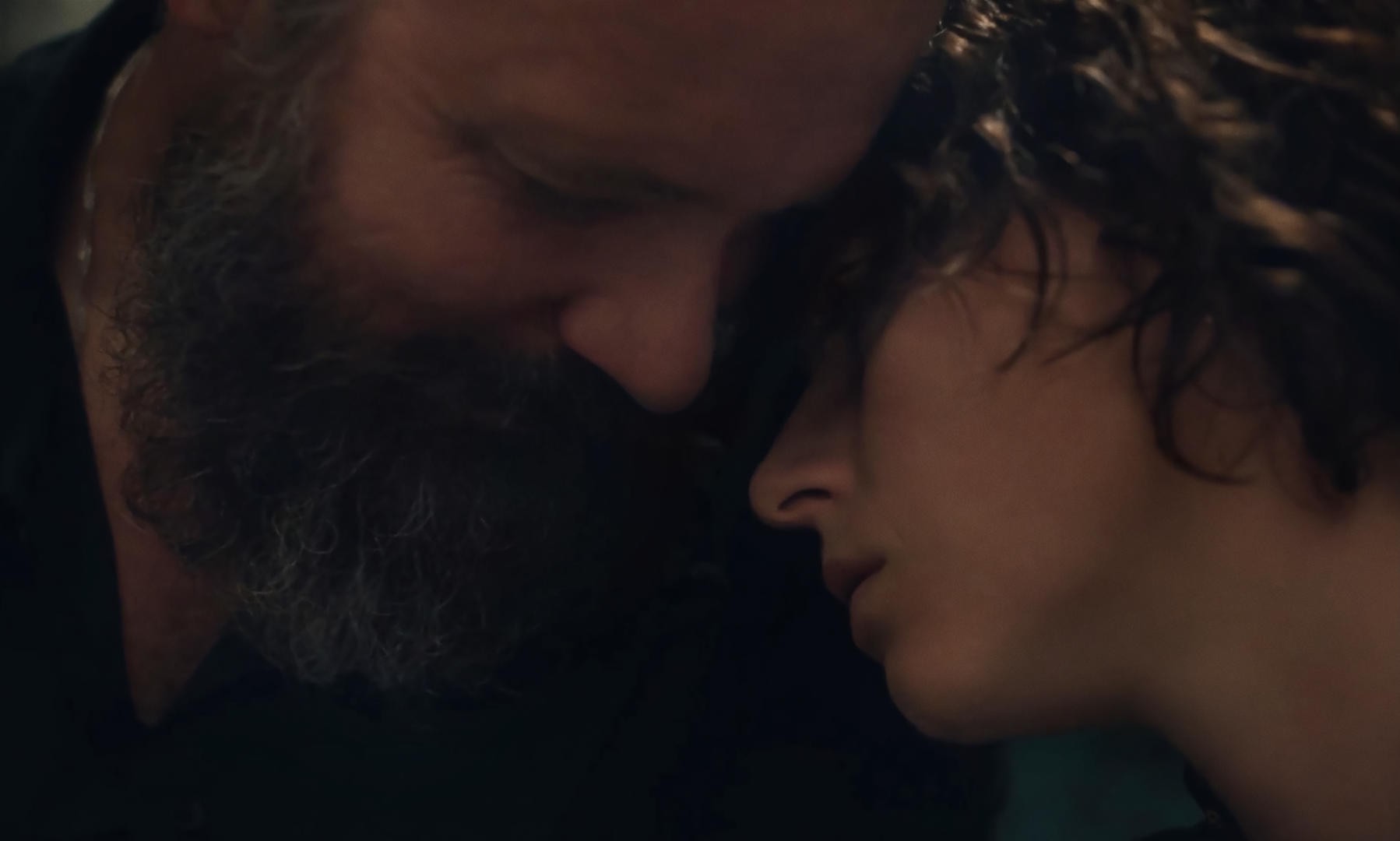 Peter Sarsgaard e Jessie Buckley no filme A Filha Perdida (2021) (Foto: reprodução)