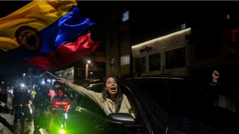 Comemoração pela vitória de Gustavo Petro nas eleições presidenciais colombianas nas ruas de Bogotá (Foto: Getty Images via BBC News)