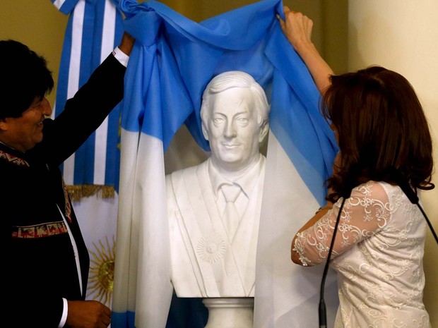 Evo Morales, presidente da Bolívia, e Cristina Kirchner, da Argentina, desvelam busto de Néstor Kirchner em cerimônia nesta quarta-feira (9) na Casa Rosada (Foto: REUTERS/Marcos Brindicci)