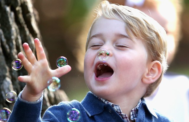 Príncipe George brinca com bolhas de sabão (Foto: Getty Images)