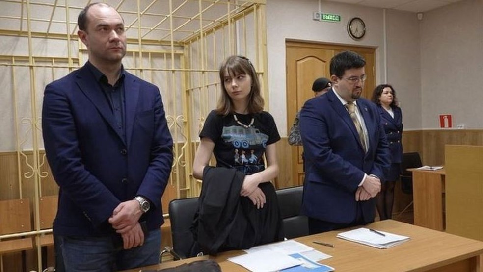 Olesya s&oacute; pode sair de casa para comparecer ao tribunal  &mdash; Foto: BBC