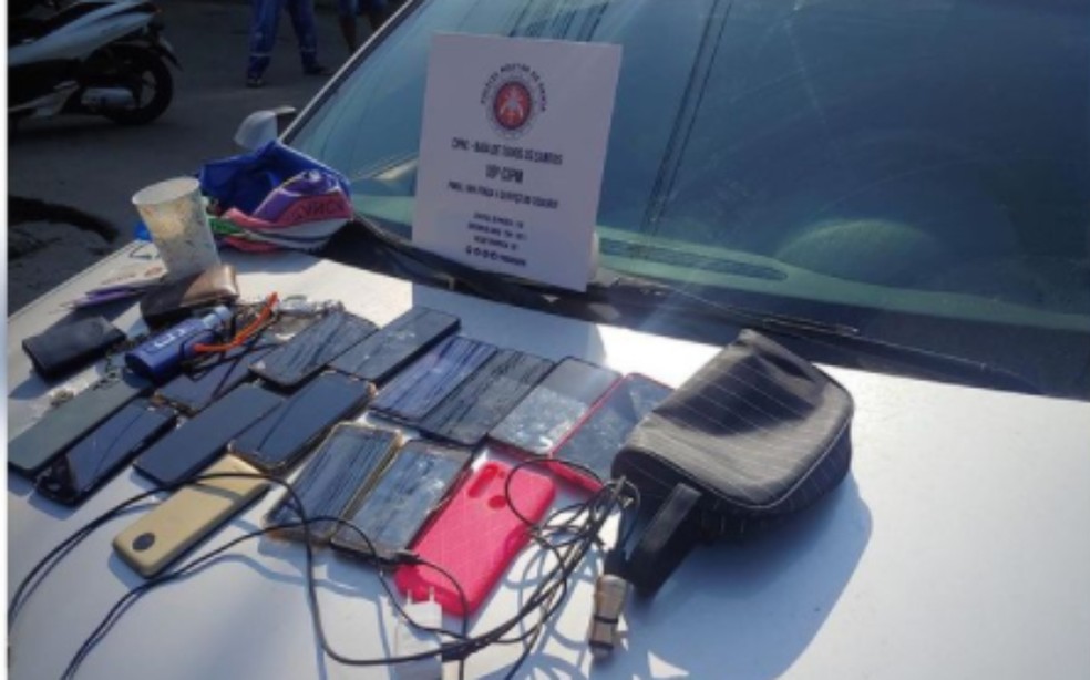 Material foi encontrado em poder dos suspeitos após "arrastão" no bairro de Paripe — Foto: Divulgação/18ª CIPM
