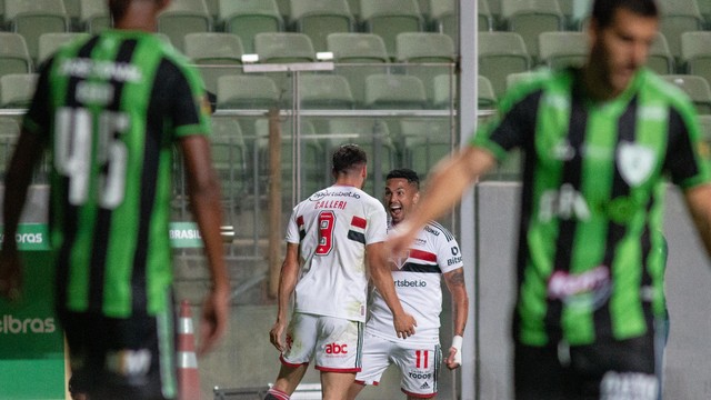 Luciano e Calleri comemoram gol em América-MG x São Paulo