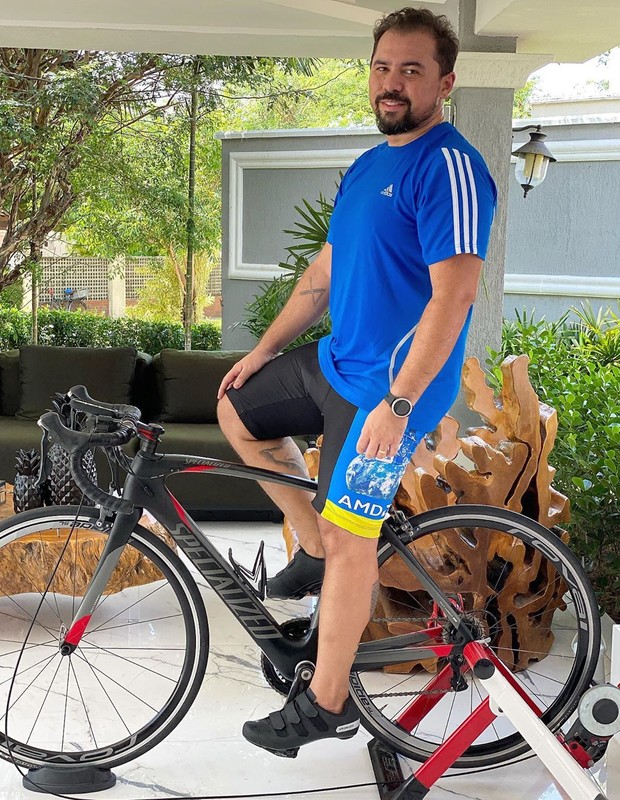 Xand tem pedalado na quarentena (Foto: Reprodução/ Instagram)