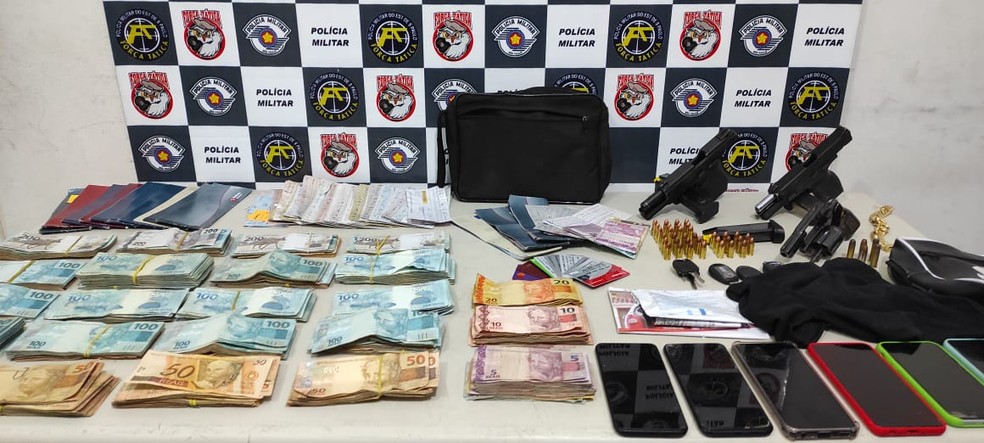 Dinheiro e outros materiais apreendidos após roubo a frigorífico em Herculândia — Foto: Polícia Militar/Divulgação