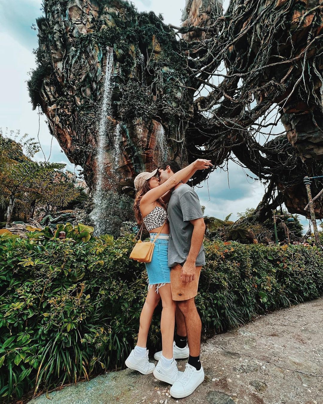 Fe Paes leme ganha beijo apaixonado do namorado na Disney (Foto: reprodução/ Instagram)