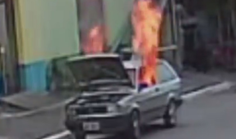 Carro pegou fogo em frente ao Conselho Tutelar em Barra do Turvo, SP — Foto: Reprodução