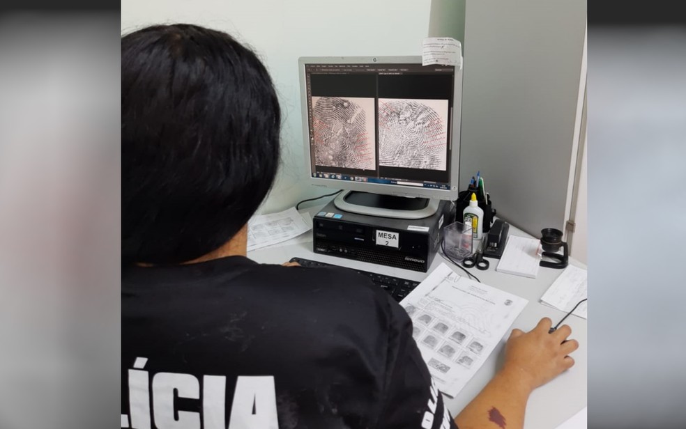 Perita faz identificação da impressão digital de Lázaro Barbosa em Goiás — Foto: Divulgação/Instituto de Identificação de Polícia Civil