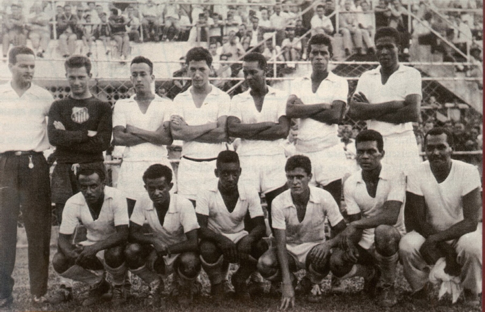 Time dos amadores do Santos, em 1956, ano de estreia de Pelé no clube (terceiro agachado da esquerda para a direita) — Foto: Arquivo Pessoal