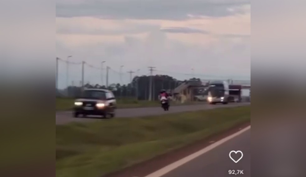 Durante fuga policial, motociclista invade a pista contrária da SP-127 em Tatuí, no interior de SP — Foto: Redes sociais/Reprodução