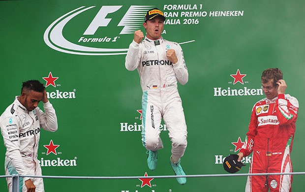 Nico Rosberg celebra a primeira colocação (Foto: Mark Thompson/ Getty Images)