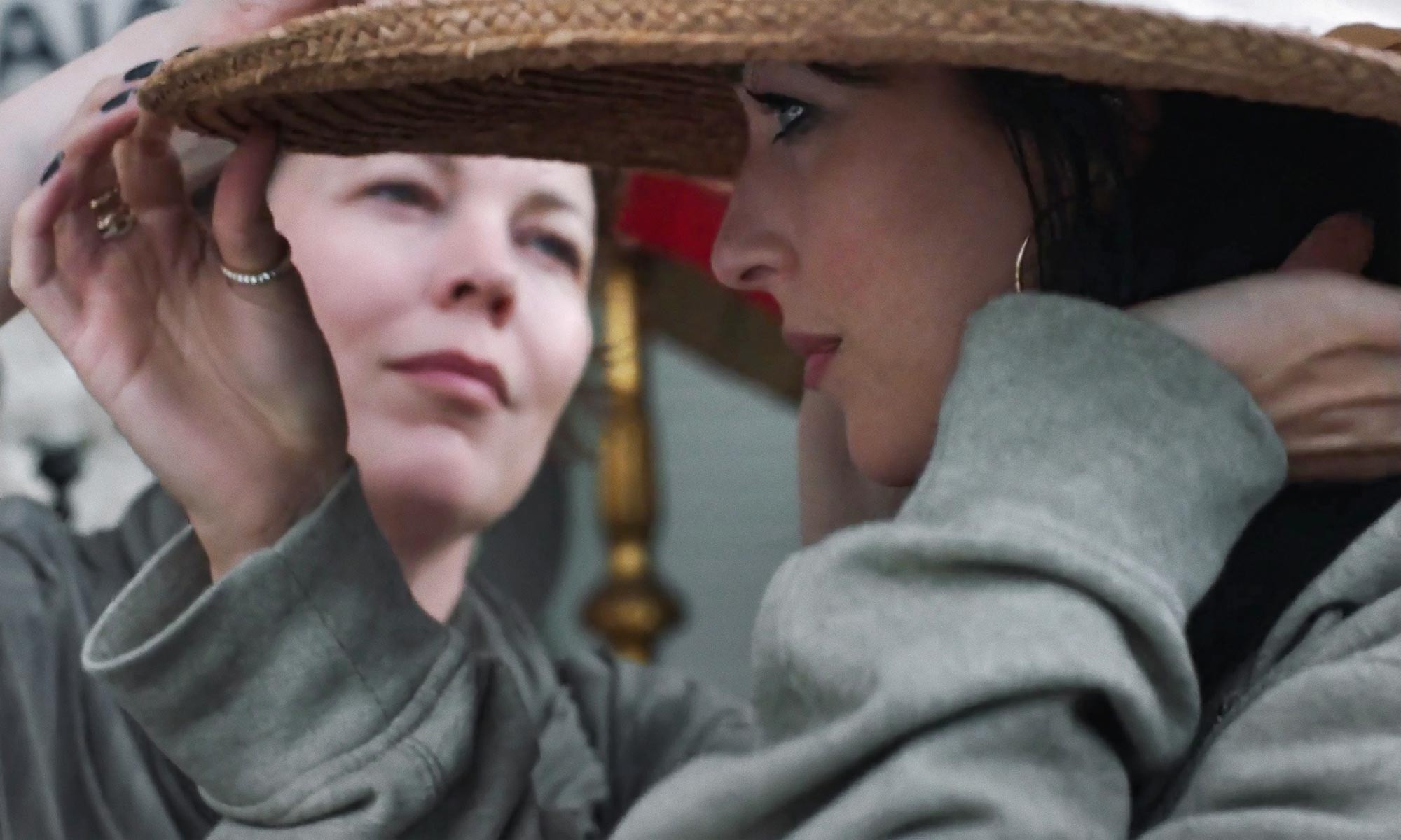 Olivia Colman e Dakota Johnson contracenam em A Filha Perdida, adaptação do romance de Elena Ferrante (Foto: Divulgação)