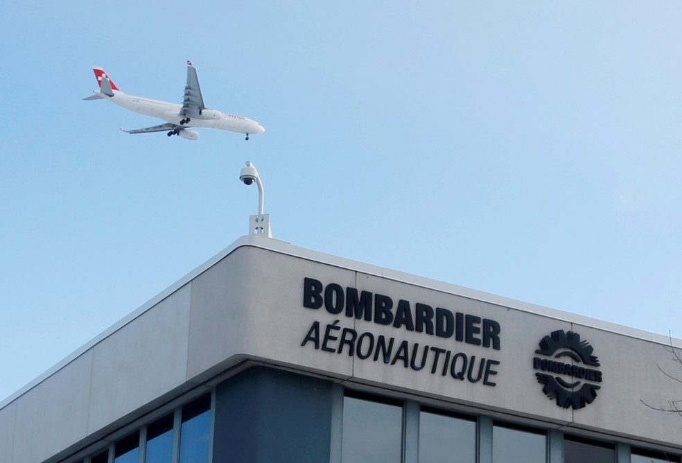 Avião sobrevoa fábrica da Bombardier em Montreal, Canadá — Foto: Reuters/Christinne Muschi