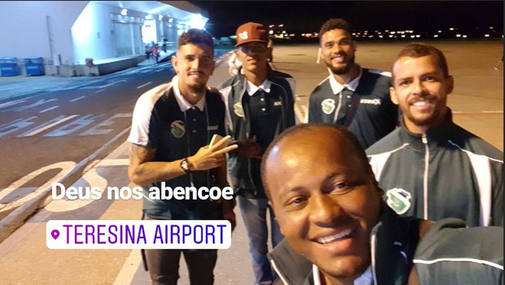 Joelson registra embarque com os companheiros em Teresina (Foto: Reprodução/Instagram)